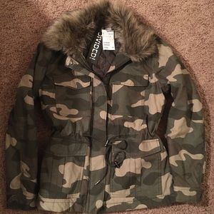 Camo fur collar jacket.